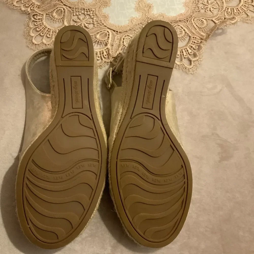 8.5W Gold Easy Street Espadrilles EUC